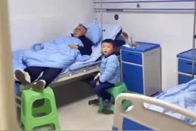 “最懒”爷爷火了，陪孙子挂水自己却埋头大睡，护士见后哭笑不得图片