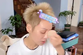 48岁宁静素颜直播，满头黄发炸毛有个性，多层豪宅内景装修奢华图片
