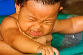 停！秋冬给宝宝洗澡，这3种情况别洗图片