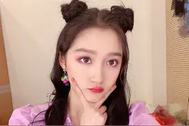 关晓彤瞒着工作室偷偷染了红发！太美了，太大胆了图片