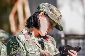 张馨予最美军装“侧颜杀”，何捷：糟糕，就是这种心动的感觉！图片