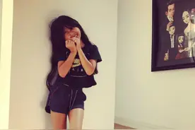 未成年小女孩之所以喜欢穿性感的衣服，竟然是因为她的妈妈图片