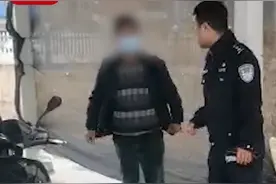 陕西西安：男子酒后无证骑摩托到车管所上牌图片