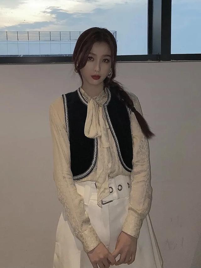 女明星秋季撞衫的第一件单品,我再也不说它鸡肋了