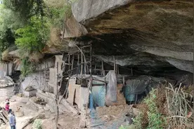 农村夫妇住山洞15年，家里一贫如洗，有人却说不值得同情图片