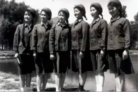 难忘74式军服——海军恢复水兵服，女兵穿上了裙子图片