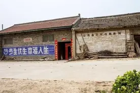 被亲生父母称为“灾星”女孩，养父母供她上大学，毕业后却飞走了图片