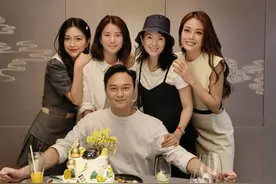 张智霖庆生场面好温馨，被一众美女包围，章子怡还贴在他手臂上图片
