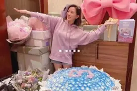 好壕气！佘诗曼庆生礼物堆成山，深夜把528朵玫瑰送给邻居们图片
