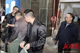 常德火车站农贸市场还有人卖活禽，执法人员当场查扣图片