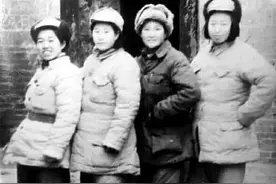 1946年数万国军围攻皮旅7000人，为不暴露，女兵用毛巾捂住孩子嘴图片