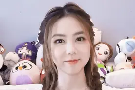 邓紫棋扎双麻花辫甜笑少女感足 身后娃娃堆成亮点抢镜图片