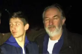 英国19岁男孩被水牛攻击，治疗两周后去世，其父之前被当场踩死图片