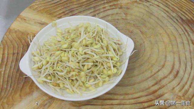 厨师长教你做，黄豆芽炒粉条，不粘锅不成坨，越吃越香