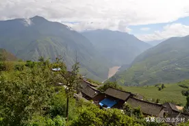 丽江的这个村，吸引了很多国际游客，客栈老板娘是个比利时人图片