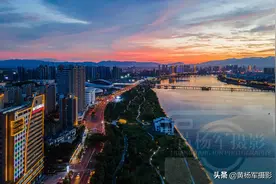 江西贡水流经的人口百万县，新城建设11.2平方公里，晚霞下城市美图片