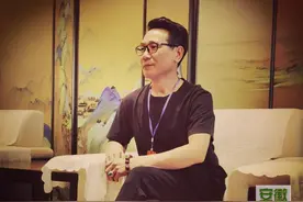 有了“兵爸爸”的疼爱，感觉暖暖的……图片