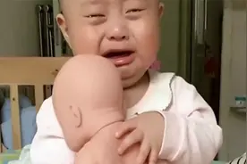 宝妈骗小宝“生了个妹妹”，小宝瞬间崩溃大哭，网友：亲妈坑娃图片