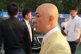 56岁张卫健罕现身，全程合照黑脸不耐烦，暴瘦头大身小好憔悴图片