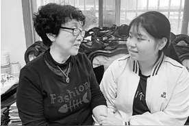 【致敬公安英雄】捐助她的民警牺牲后，女孩给民警母亲当“孙女”图片