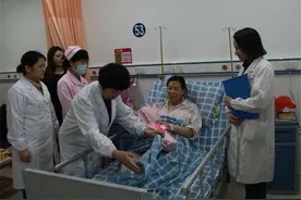 孕妈怀上5胞胎，分娩时80名家属陪产，得知孩子性别全家笑翻图片