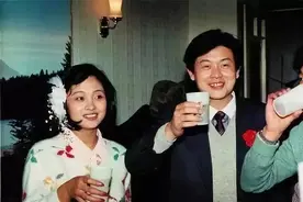 葛优为她养子，冯小刚替还债：守寡15年的她资产过亿，儿子成名导图片