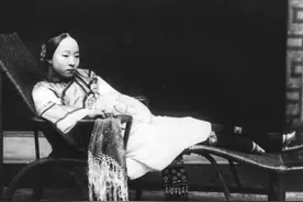 晚清老照片：张之洞跷二郎腿看书，形象霸气；李鸿章与哥哥合影图片