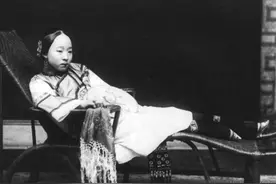 晚清老照片：张之洞跷二郎腿看书，形象霸气；李鸿章与哥哥合影图片