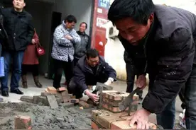 儿子高考696分，去工地给瓦工父亲报喜，老板羡慕得眼睛都红了图片