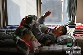 62岁大哥卧床35年，用微笑面对人生，打破医生能活5年的断言图片