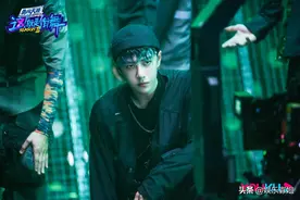 王一博蓝绿脏辫+银灰色发坠太飒！可拽可酷可奶可甜图片