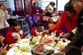 6岁男孩朝邻桌火锅吐口水，邻桌的反击大快人心，网友：干得漂亮图片