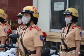 越南给女警换装：长筒皮靴成为标配图片