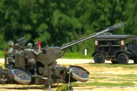 福建民兵装备：90式双35mm高炮和防空导弹，能抗衡空中来袭的目标图片