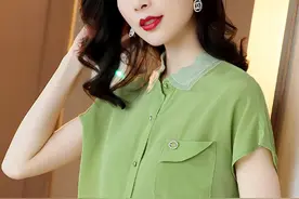 头一次见老婆这么美，“果绿色”衬衫+萝卜裤，简约显气质图片