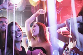 恋爱故事：夜场里的美女，你是否心动过，她们值得追求吗？图片
