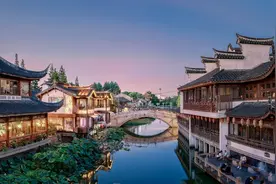 七宝老街位于上海市闵行区七宝古镇，整条街有古色古香的建筑图片