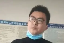 见面时姚威微笑和姚爸拥抱，转过身许妈一声谁能还我28年面色沉重图片