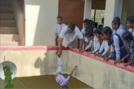 惩罚调皮学生 印度校长将5岁男孩单手拎起倒挂教学楼外 已被逮捕图片