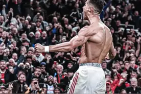 7万球迷见证C罗压哨绝杀！脱衣秀肌肉，弗格森笑了，刷新2大纪录图片