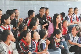 为贫困县小学送琴，王小玮：愿音乐让山里孩子世界更多彩图片