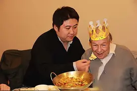 中国小伙报答瑞士房东，接他到中国赡养，老人去世：想长眠在中国图片