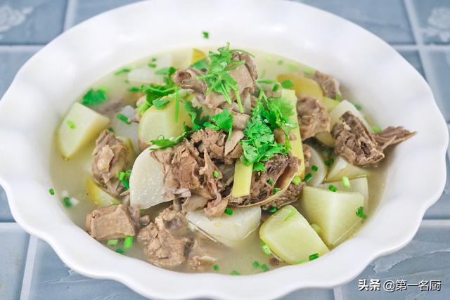 鸭汤用什么东西煲最好（老鸭汤怎样炖才好喝大厨教你家常做法）