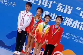 光速!全红婵为广东省青少年跳水冠军颁奖,去年她夺5金1银上台领奖图片