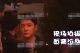 42岁冯绍峰近照显疲倦，被拍到在片场擦眼泪，独自坐在角落抽烟图片