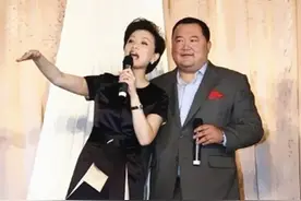 52岁杨澜穿搭太精致 黑礼搭配出优雅感 老公秒变“土肥圆”图片