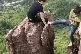 这两个小哥儿的胆子是有多大，钱有多多，命有多硬～图片