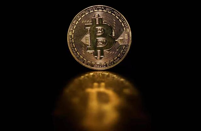 一周热闻｜法国总统遭掌掴、美国总统开始任内首次外访、比特币首成法定货币……