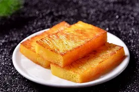 金黄金黄的糕点，软糯Q弹韧劲，浓郁椰香，清甜而不腻的黄金糕点图片