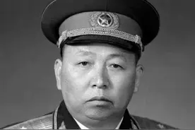 1955年授勋后，许世友和洪学智等上将，走到一位中将身边向他敬礼图片